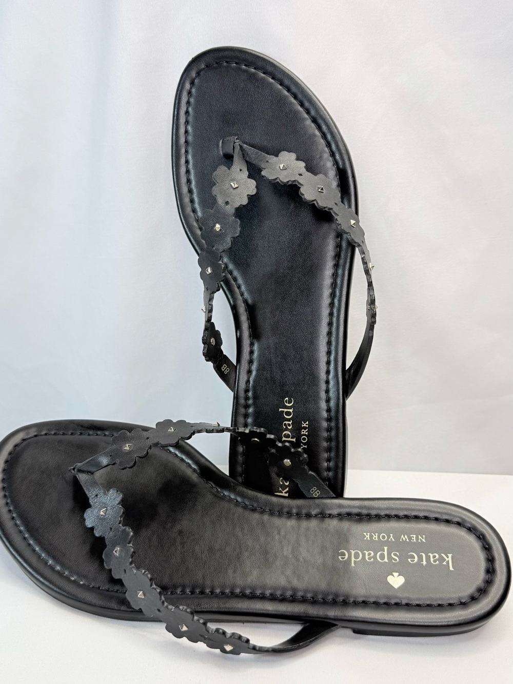 kate spade Daisy Flat Sandals Black Floral Applique Leather Thong w/Studs Size 8